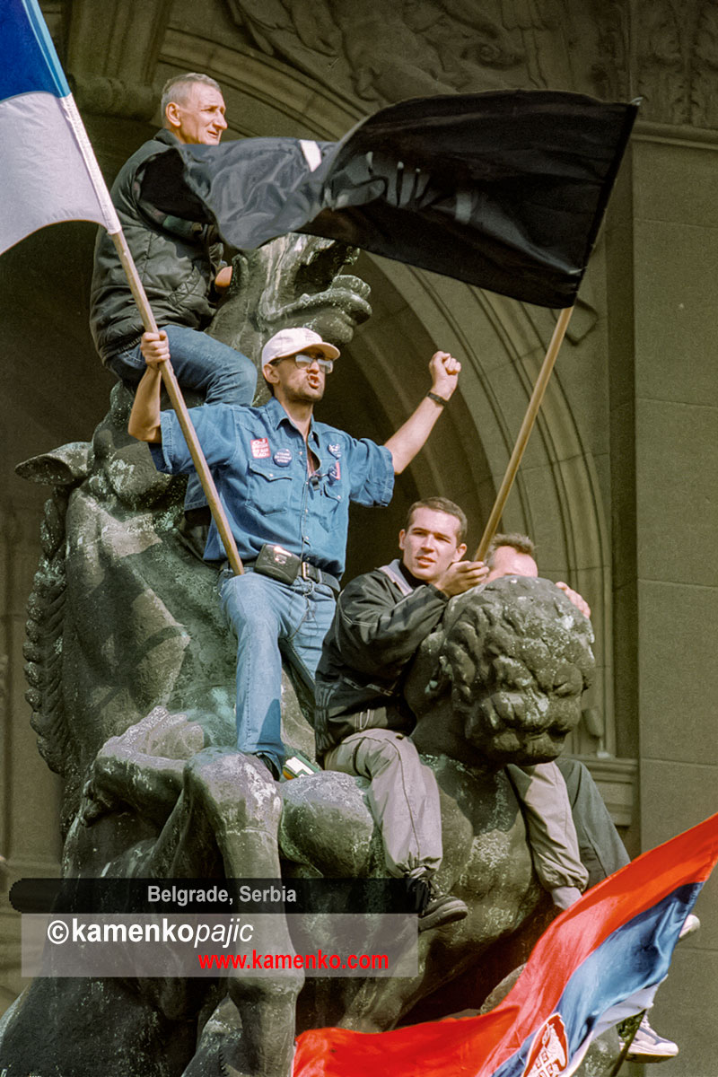 Protesters on top of iconic statu