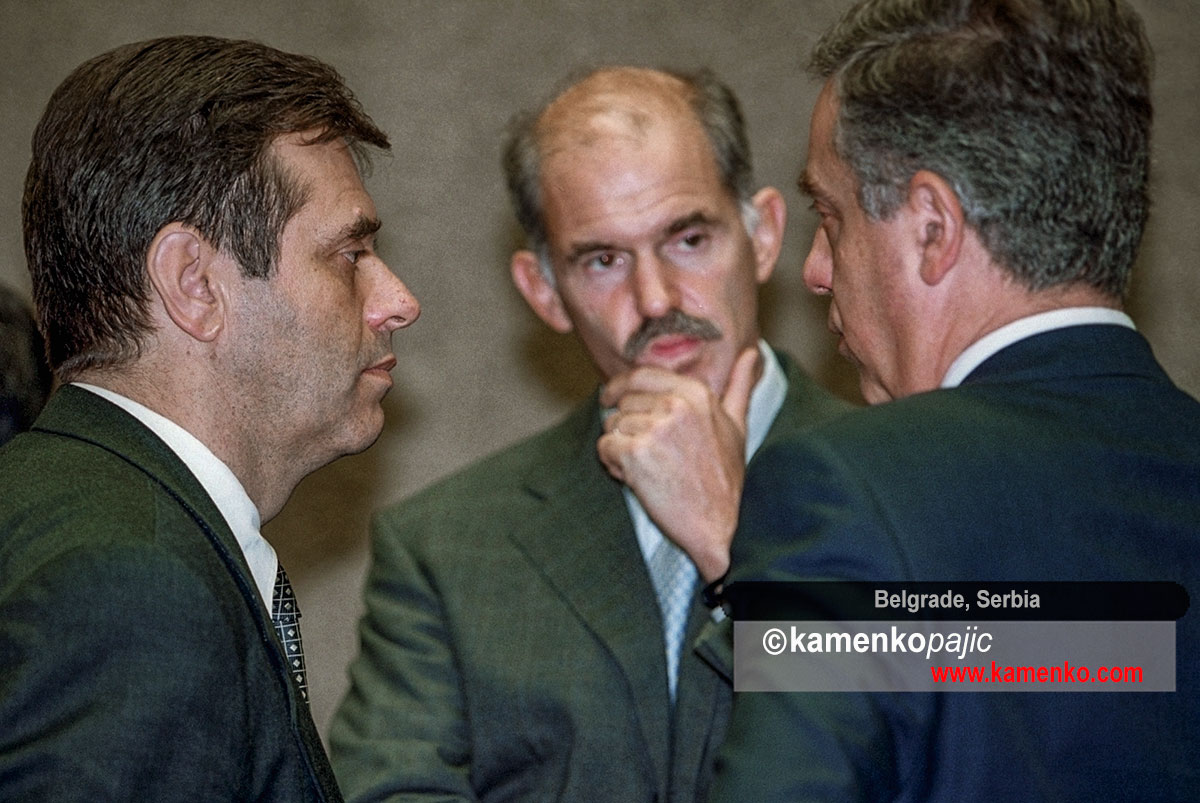 George Papandreou, Thorbjorn Jagland and president elect Vojislslav Kostunica confer prior to the presidental inauguration