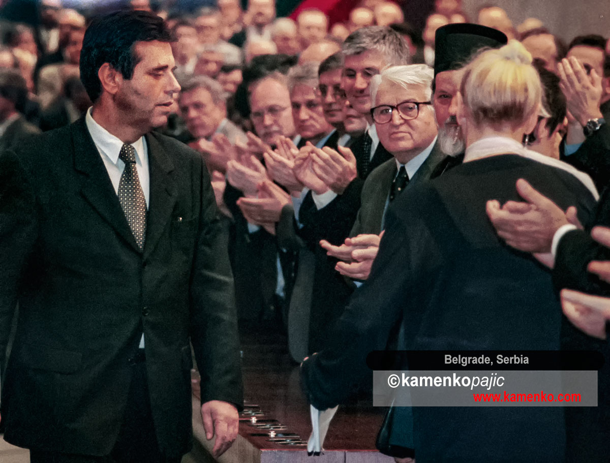 Vojislav Kostinica arrives at the presidental inauguration