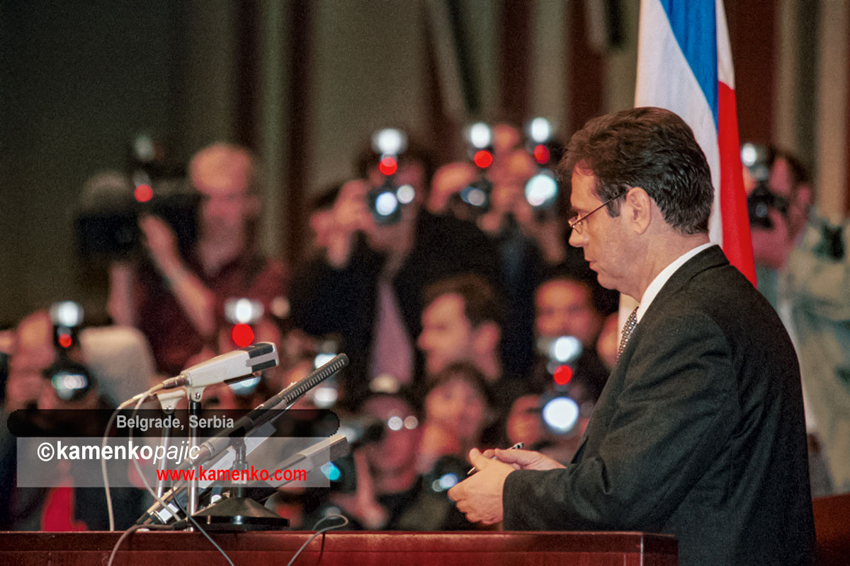 Vojislav Kostinica signs the presidental oath